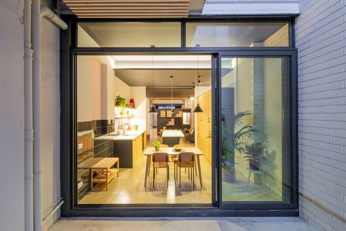 Large windows and sliding glass doors ensure a strong connection between the indoor and the outdoor