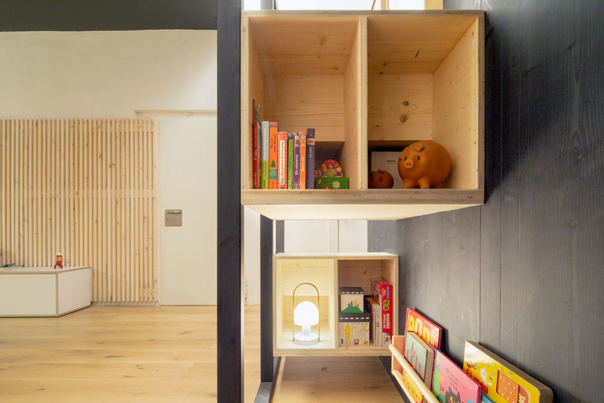 The stairs actually double as bookshelves, each holding a variety of items inside