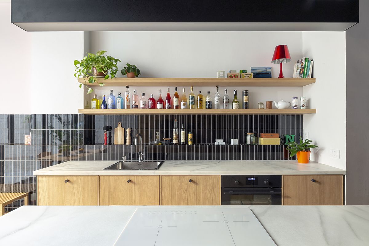 The open shelves give the kitchen a very homely appearance which in turns has a positive effect on the office as a whole