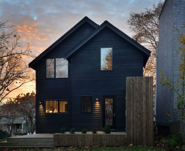 Houses With Black Cladding That Are in Harmony With their Surroundings