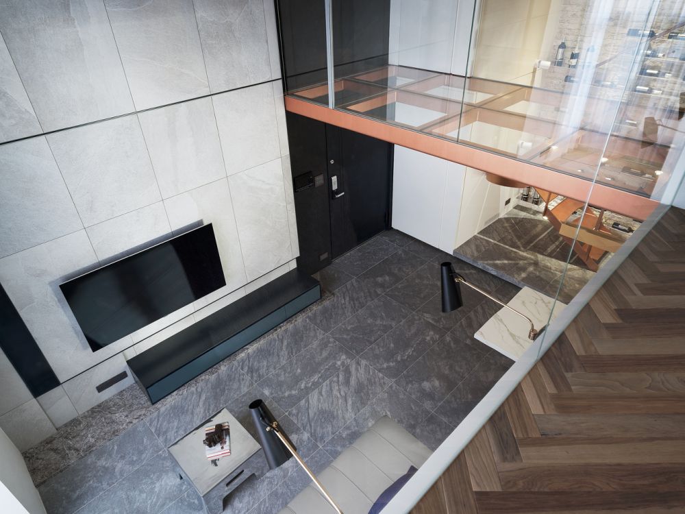Even though the apartment has two separate floors, it still feels like a harmonious large volume