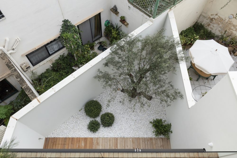 There are many ways in which this house contrasts with the buildings that surround it, both in terms of design and structure