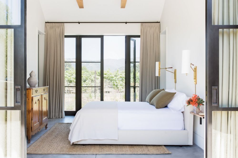 The strong connection between the indoor and outdoor spaces is maintained throughout all the volumes