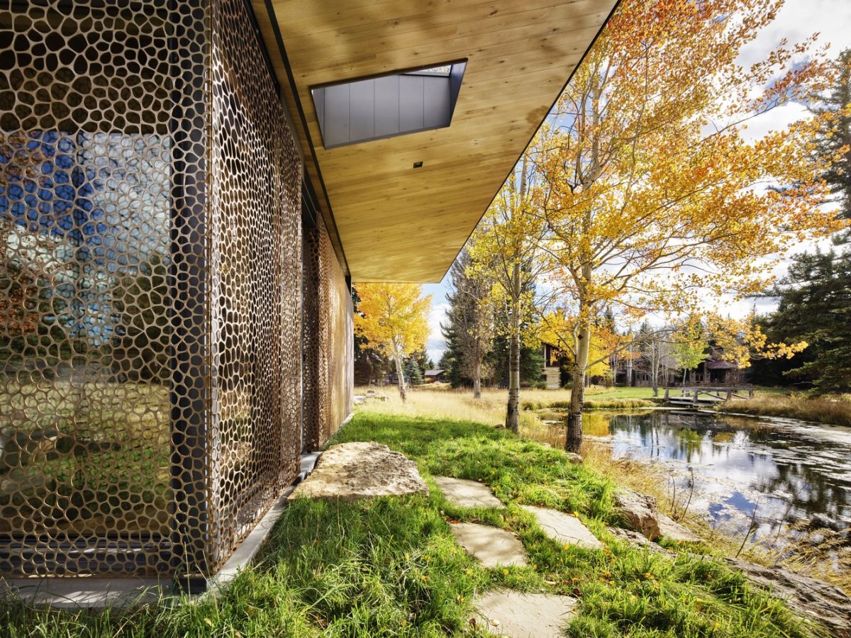 On either side of the pavilion there's a creek and although the landscape is mostly linear the views are spectacular