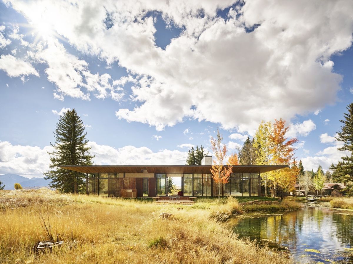 The pavilion follows the exact footprint of an old house which used to occupy this site