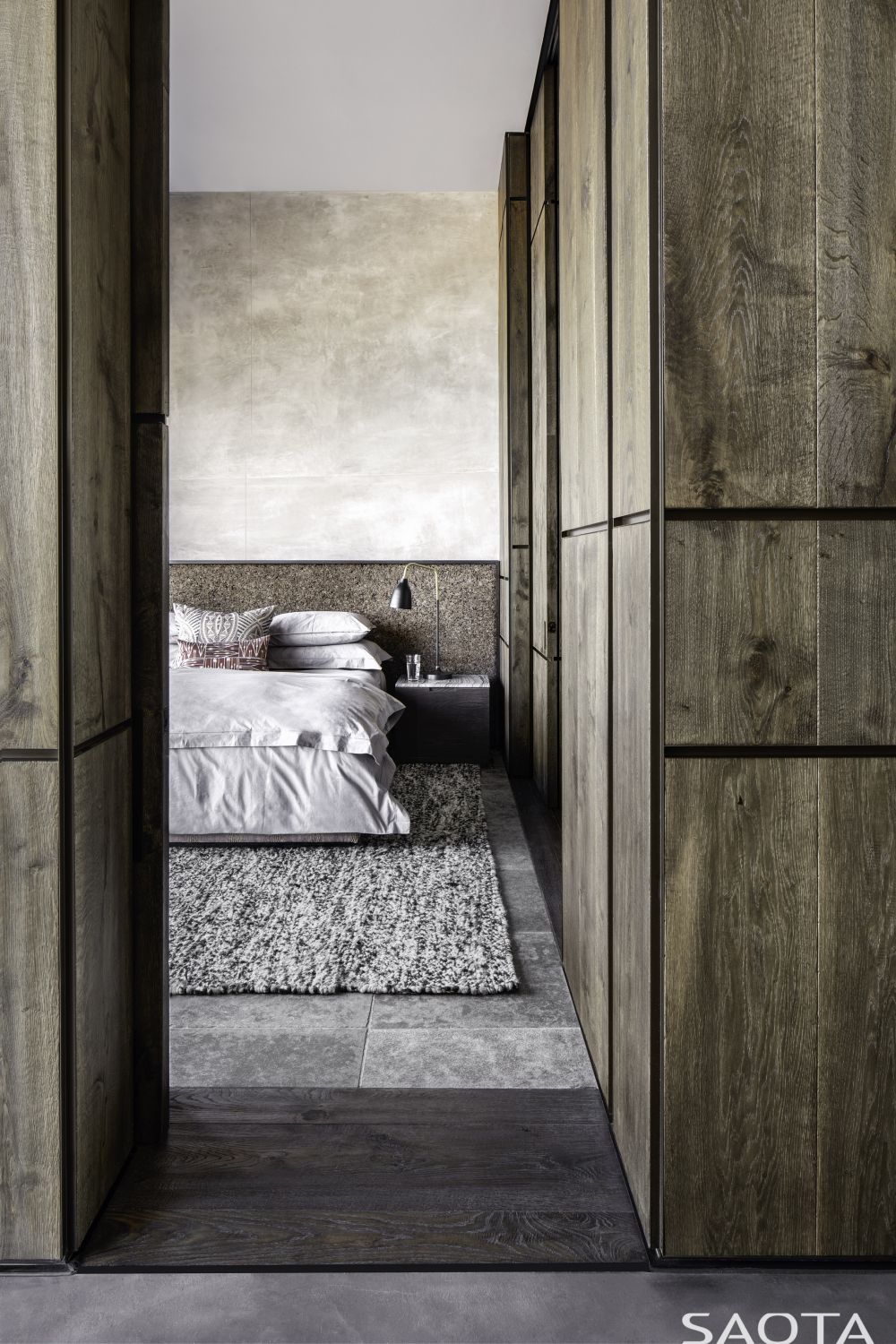 Even though at first it may seem that the house favores cold materials and colors, all the spaces are very warm and welcoming