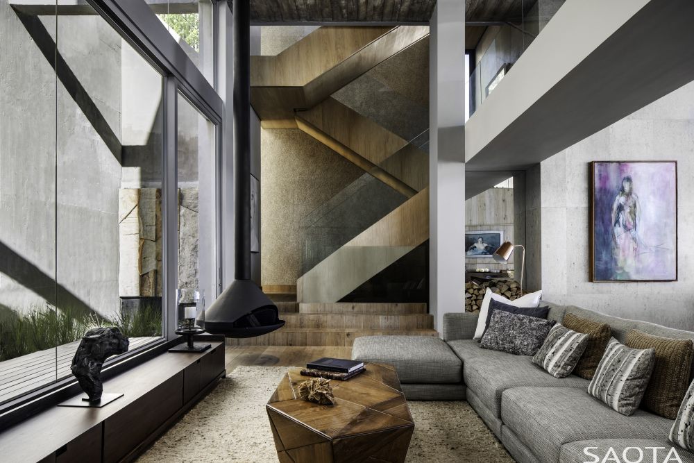 The staircase has a simple design with sculptural lines and a ribbon-like silhouette