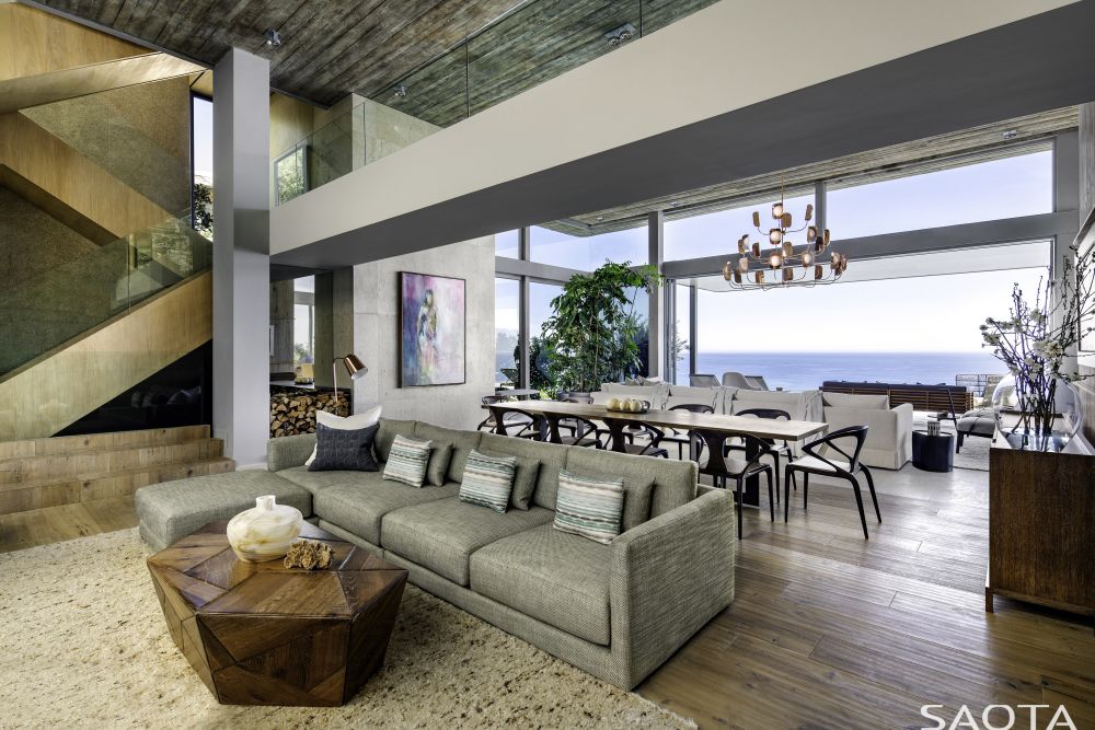 The transitions between the interior spaces are seamless and the same goes for all the terraces 