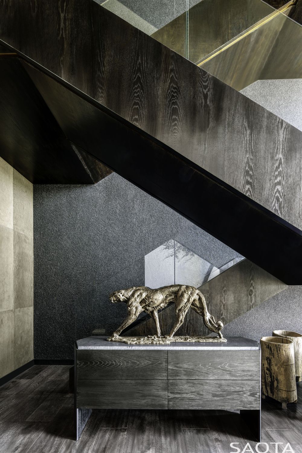 The connection between all the floors within the house is ensured by a simple and elegant staircase