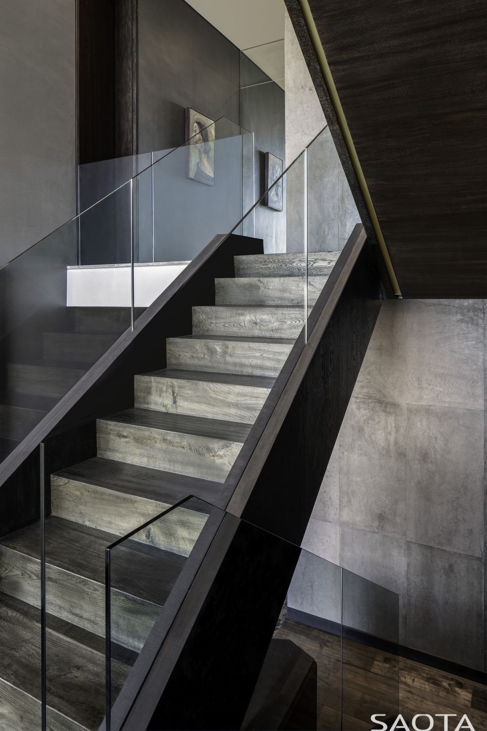 The timber staircase puts en emphasis on the natural beauty and grain of the wood