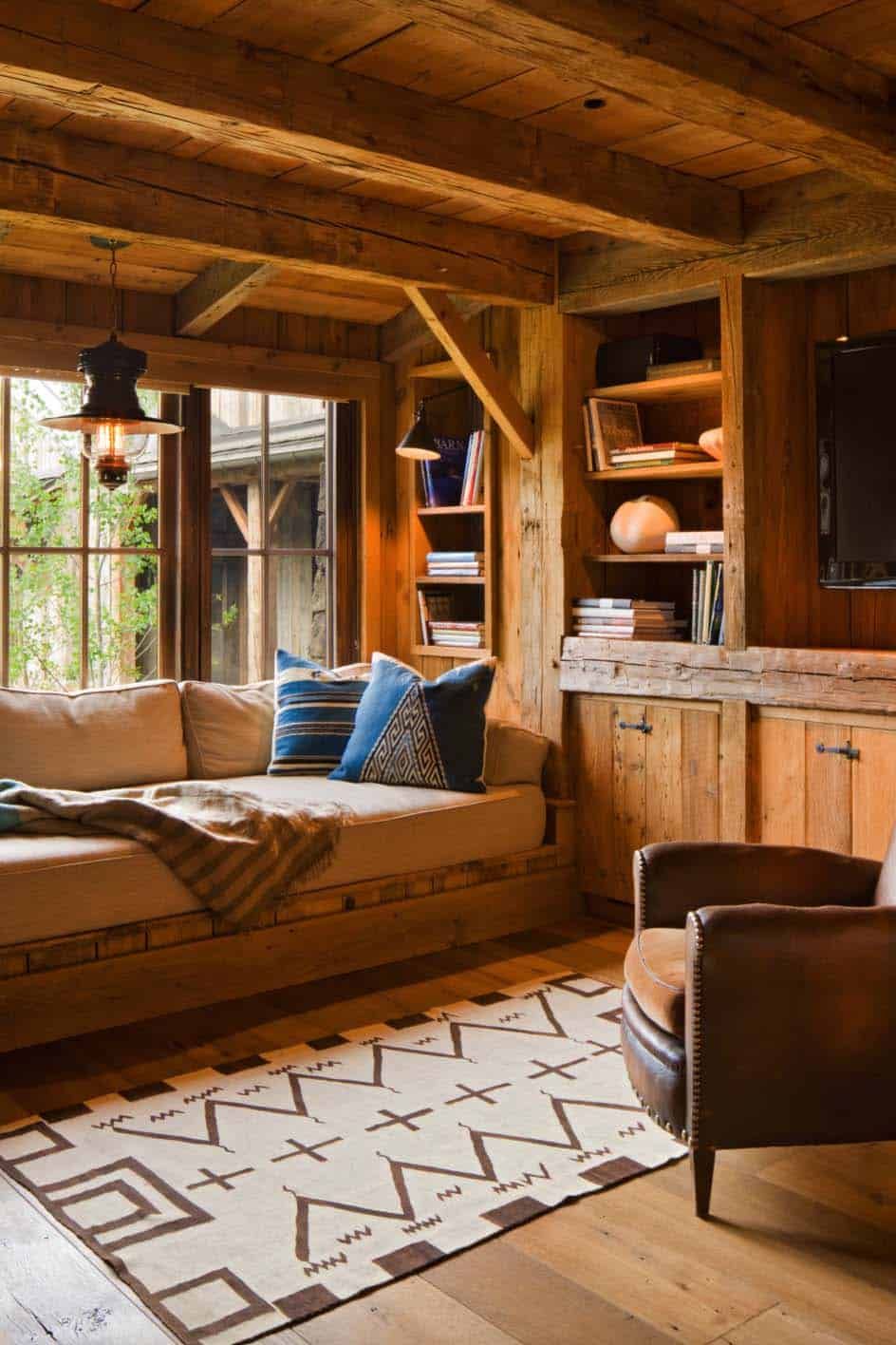 All the unfinished surfaces and the various imperfections give the interior design a lot of character