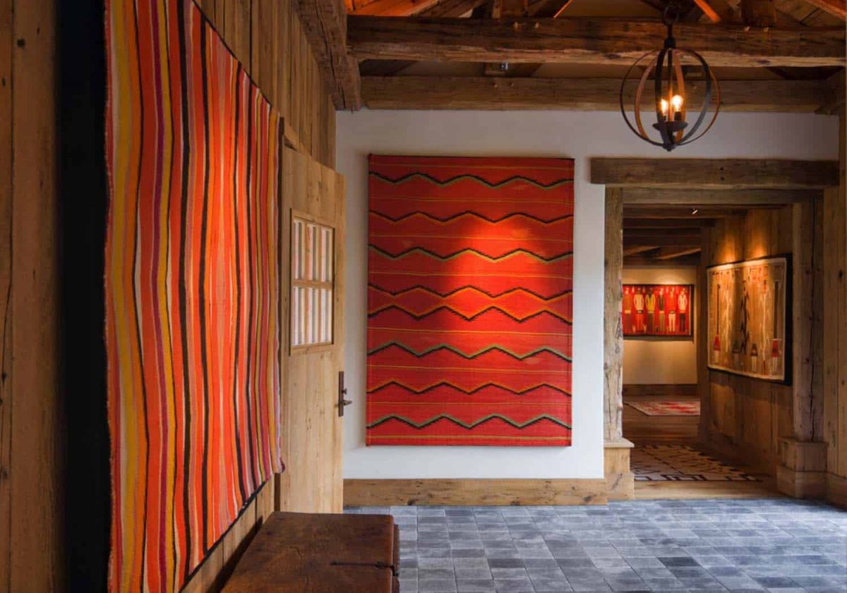 The interior of the house is defined by warm colors and simple materials, wood and stone being the two main ones