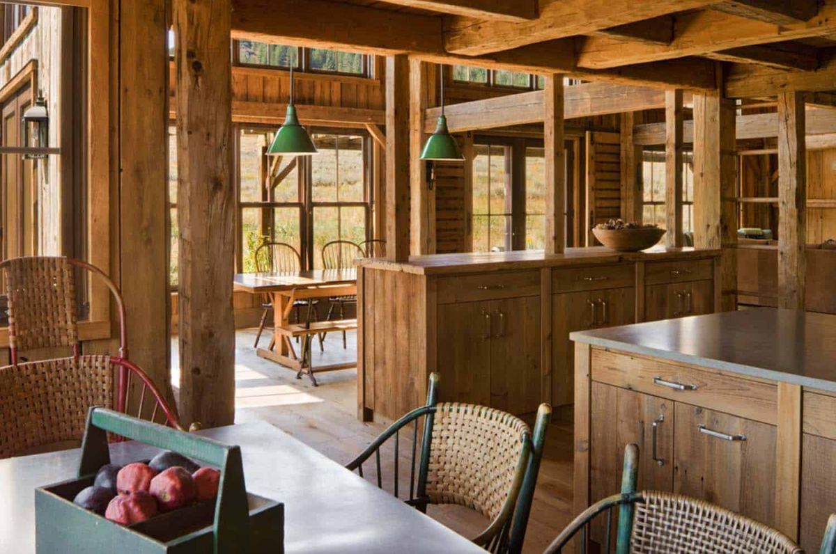 All the main social areas are interconnected, delineated through furniture and support beams