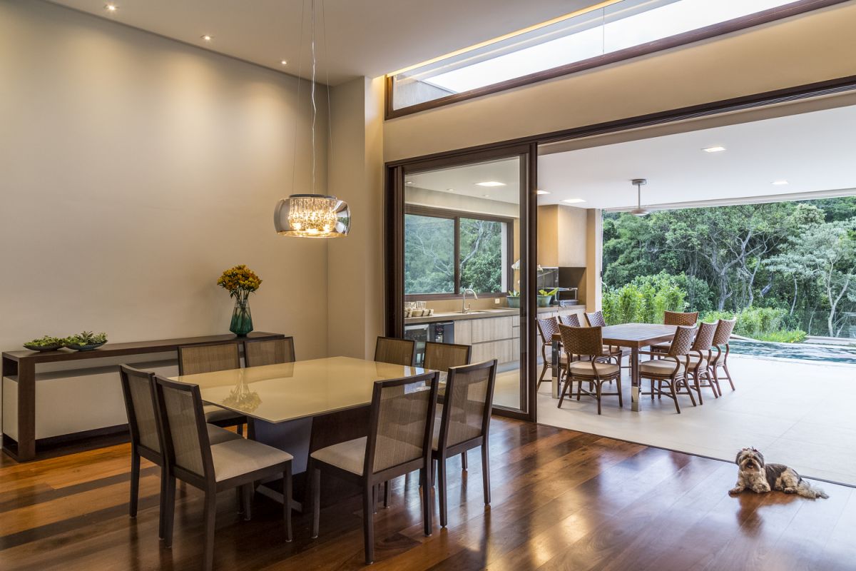 The seamless transition between the indoor and the outdoor spaces blurs the physical boundaries completely