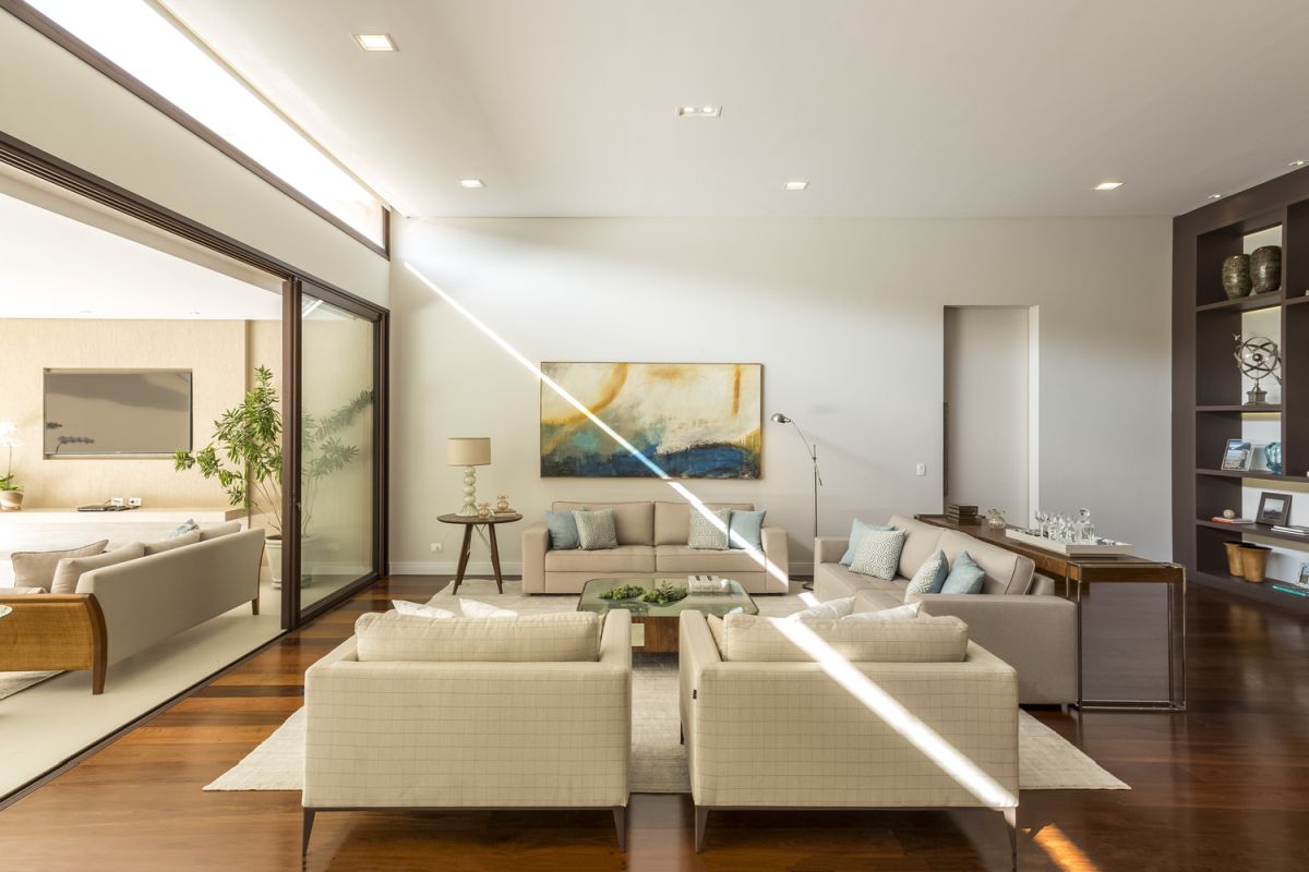The connection with the outdoors is expressed through large sliding glass doors which open up the decor