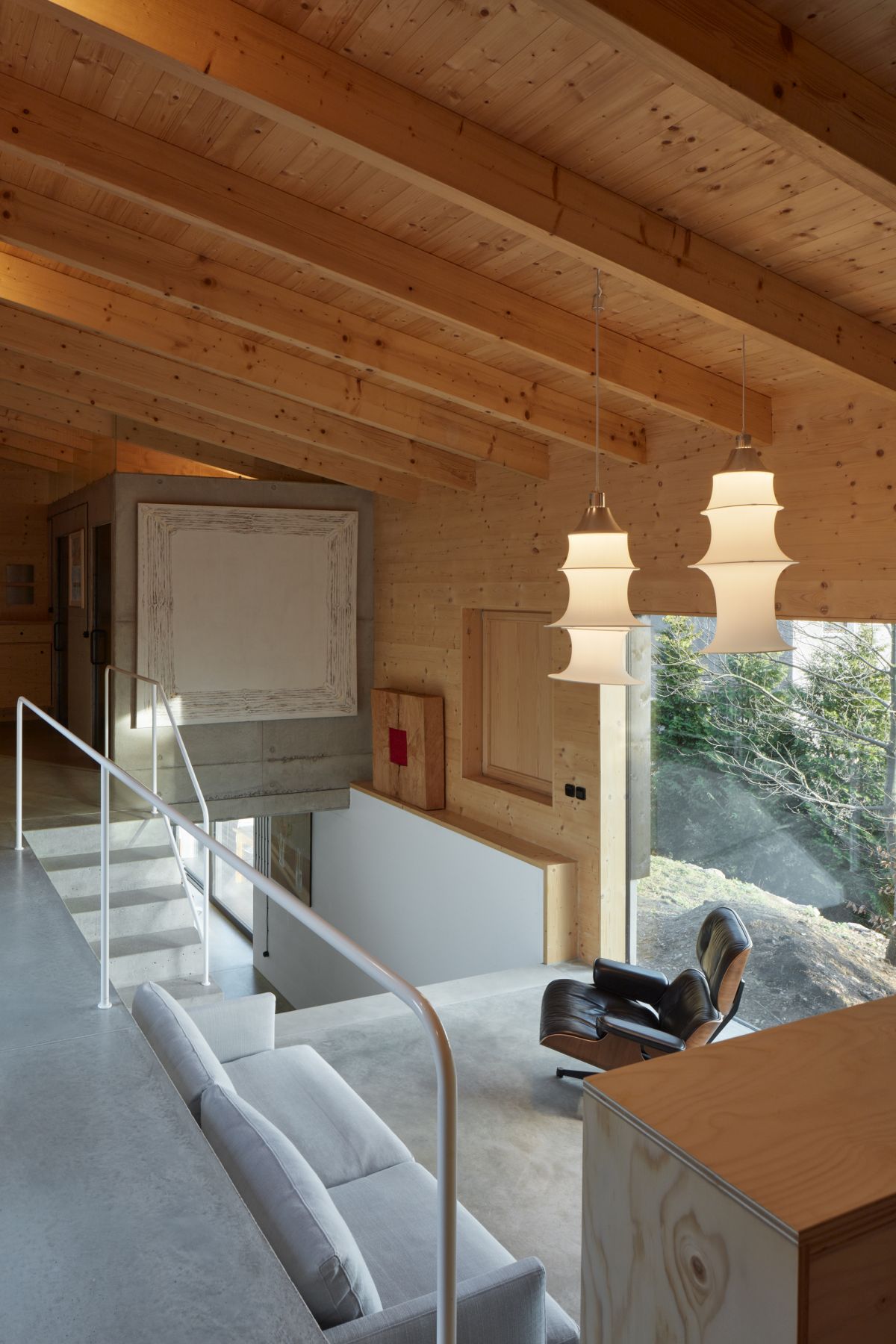 Despite the different floor plans and reduced room proportions, there's a nice and organic flow between all the spaces