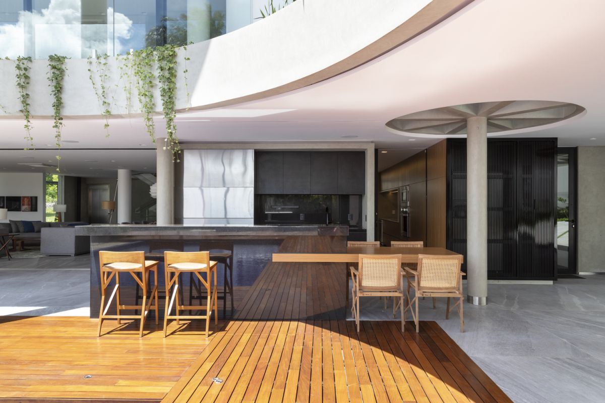 The transitions between the indoor and outdoor spaces are smooth and seamless thanks to the level floor plans