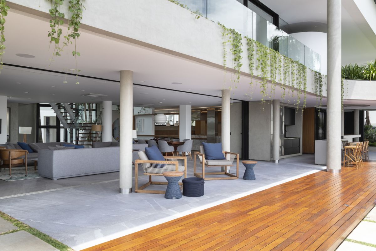 The suspended top floor forms a nice canopy for the two lower levels