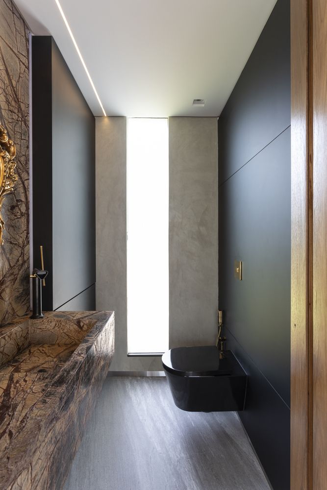The strong bond between indoor and outdoor is also expressed through the careful selection of the materials