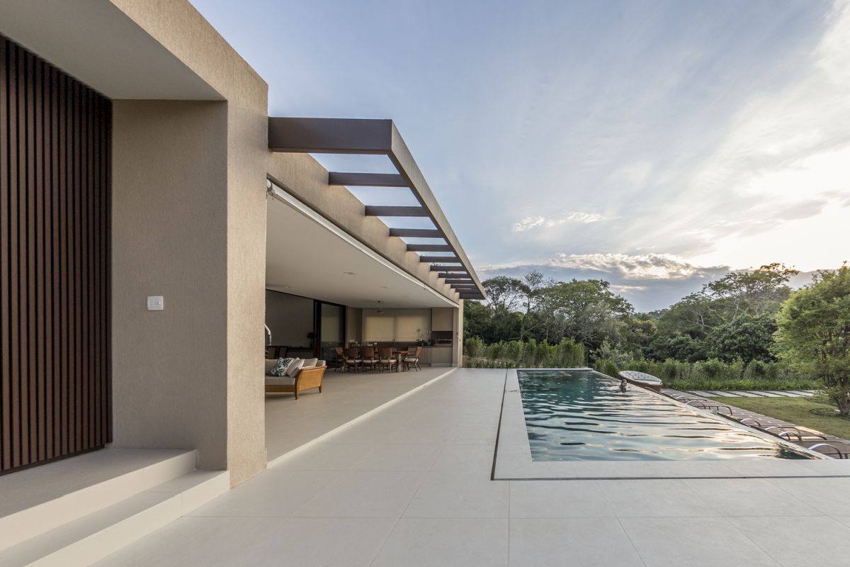 This is a single-story house designed to be first and foremost welcoming and user-oriented