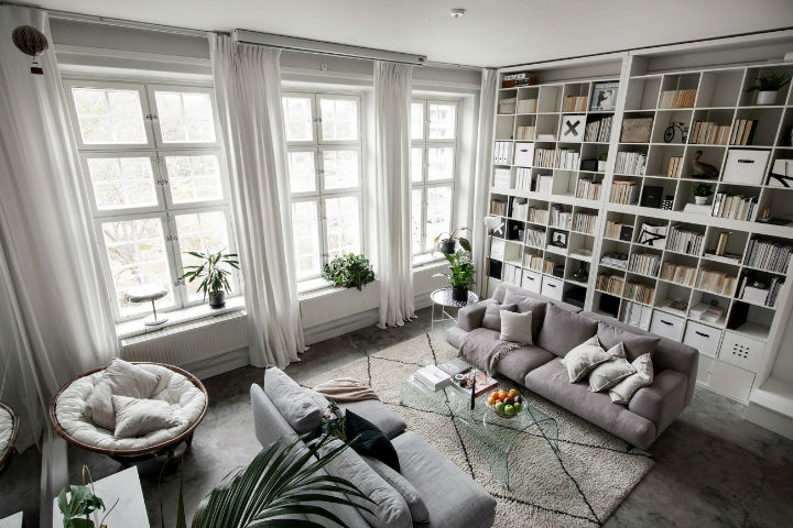 How a Mirror and Monochromatic Colors Open Up a Small Space