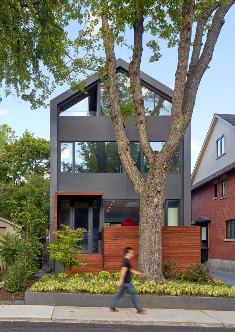 Modern House Brings The Countryside Charm Into The City