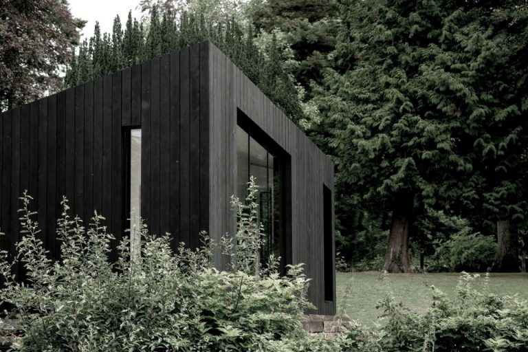 Modular Prefab Cabin With a Stylish Black Exterior