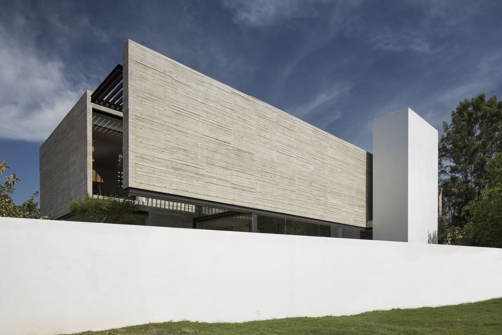 The concrete volume houses all the private areas and has a closed off design