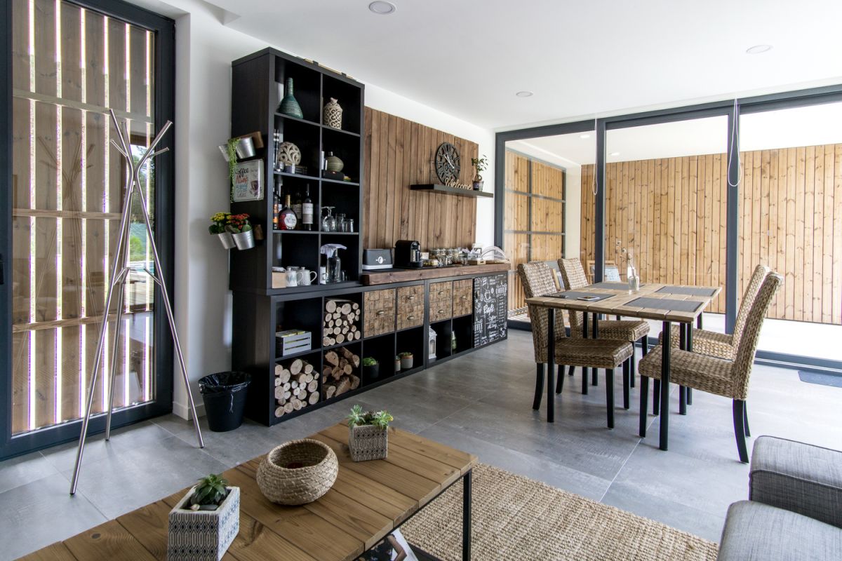 Inside, the house has a simple and modern design defined by pure and natural materials