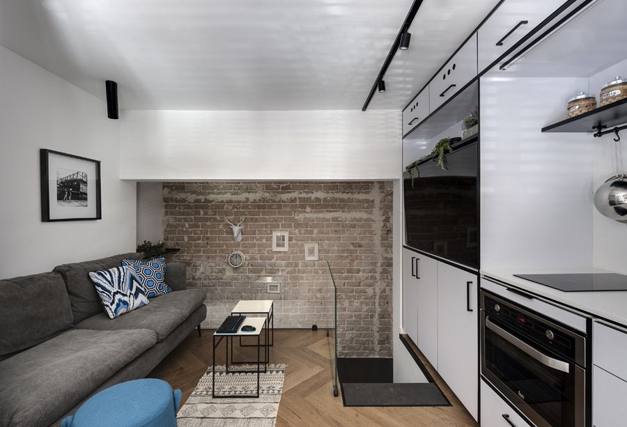The gallery floor is small and cozy, with a big storage wall connecting all the different functions