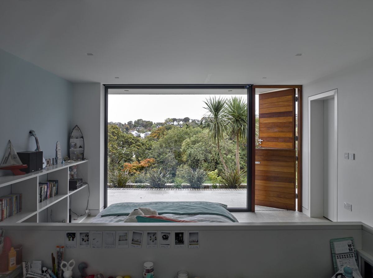 The bedrooms are exposed to the views without sacrificing their privacy