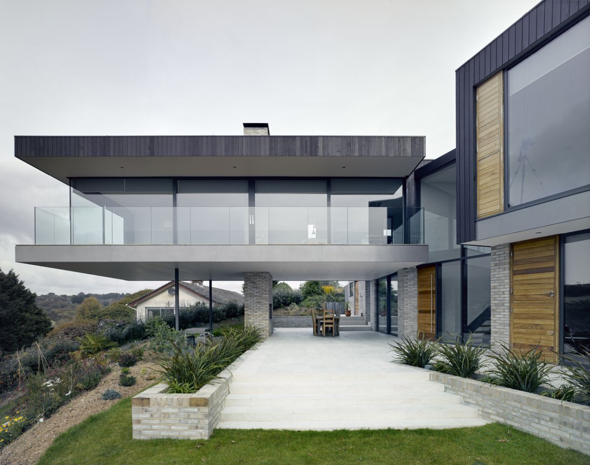 The ground floor spaces extend onto an open deck with one section placed below the cantilevered wing