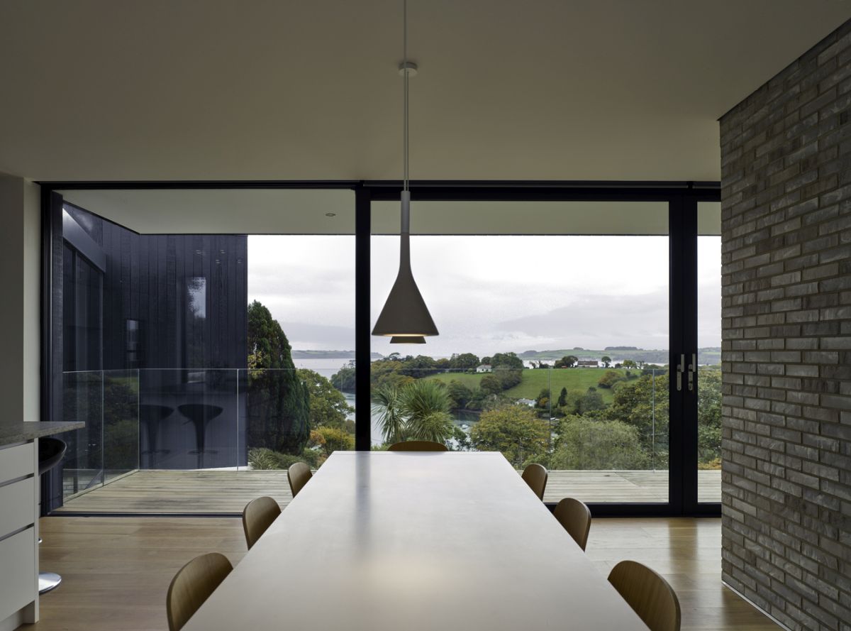 The glass railings frame the terrace without obstructing the views,seamlessly connecting the indoor to the outdoor