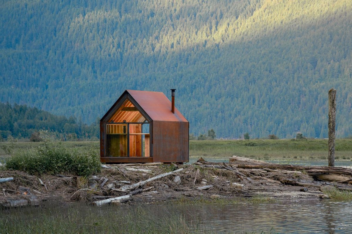 Like most prefab cabins, it can serve as an off-the-grid retreat that becomes immersed in nature