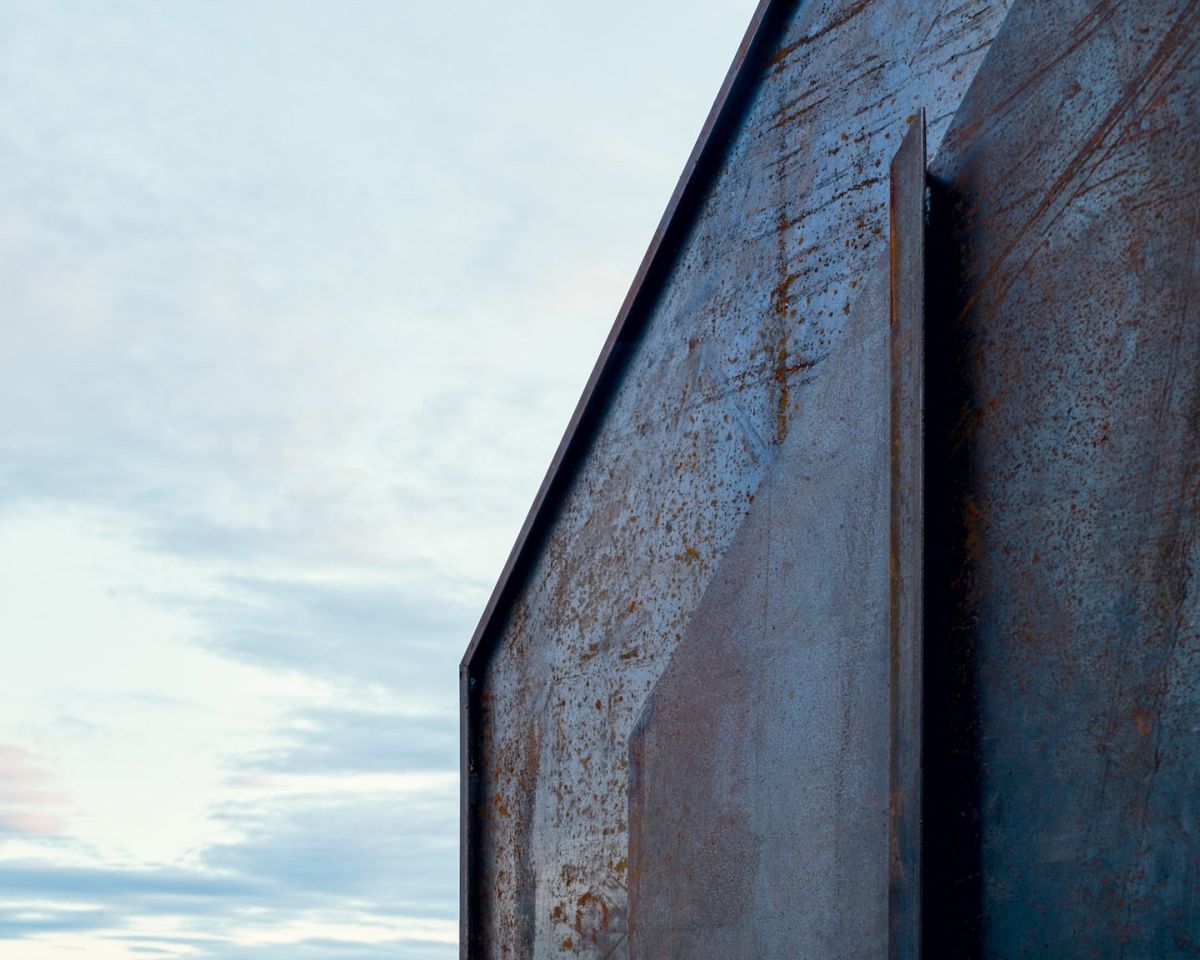 The corten steel exterior gives the cabin a patina which develops over time, giving it lots of character