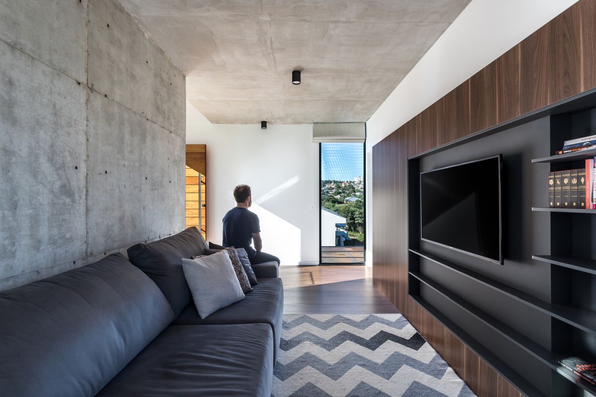 The interior design is based on many simple materials such as wood and exposed concrete