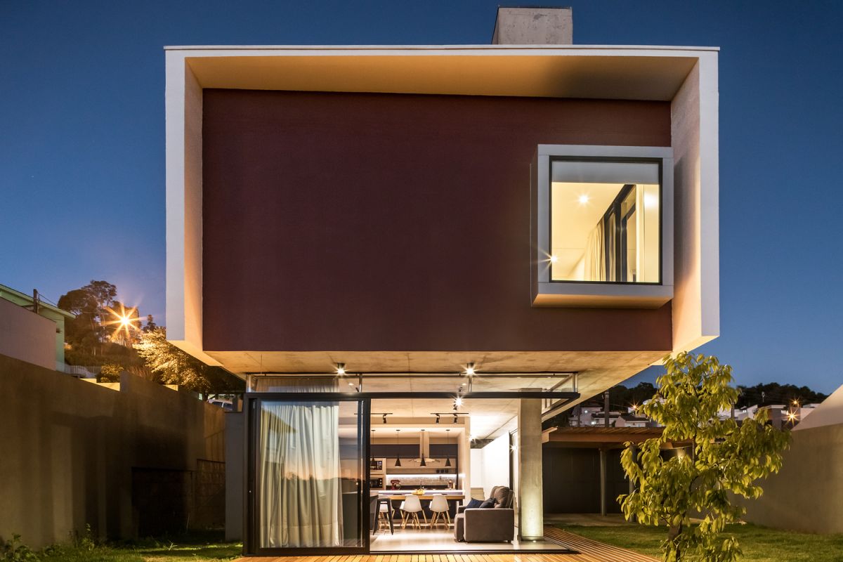 The upper floor has a large footprint than the lower level and gives the house a sculptural appearance