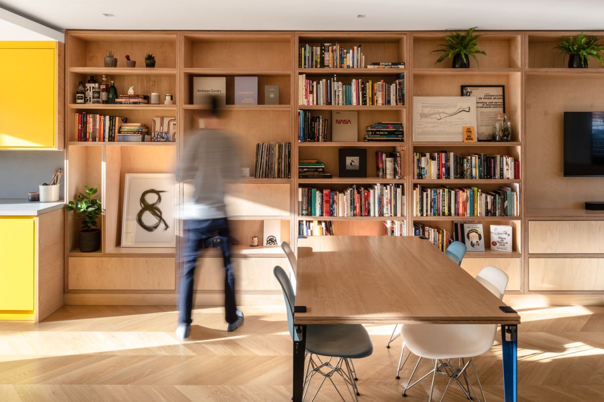 For the most part, the interior design is defined by neutral colors and materials, wood being a major component
