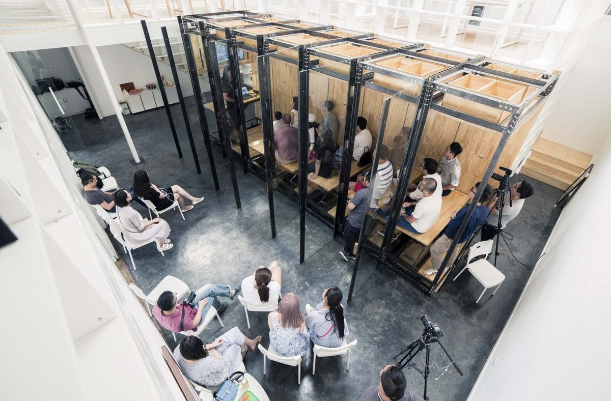 This module can be used for a variety of different purposes such as for working, meetings or presentations