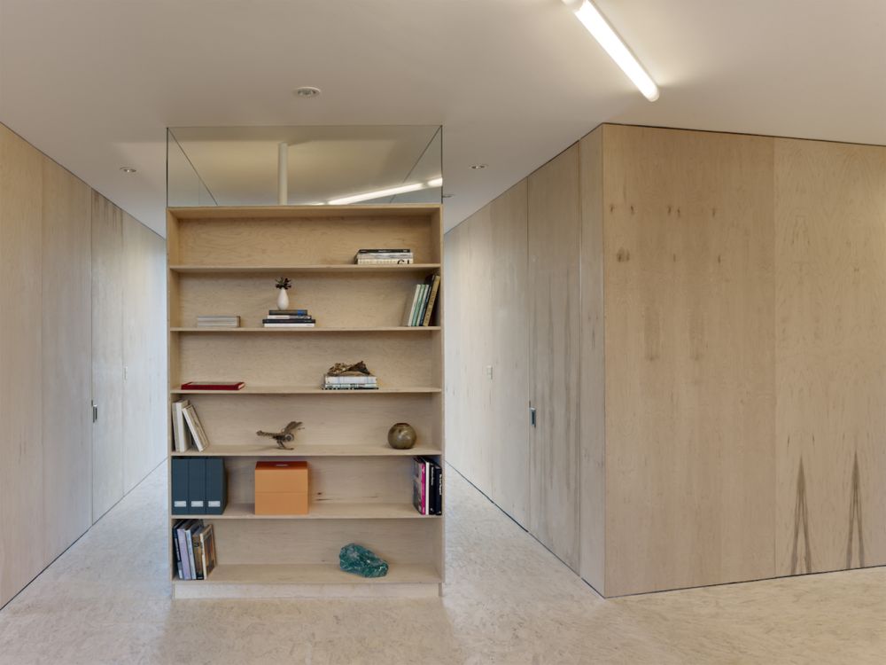 The transitions between the different volumes is seamless thanks to the open and minimalist design