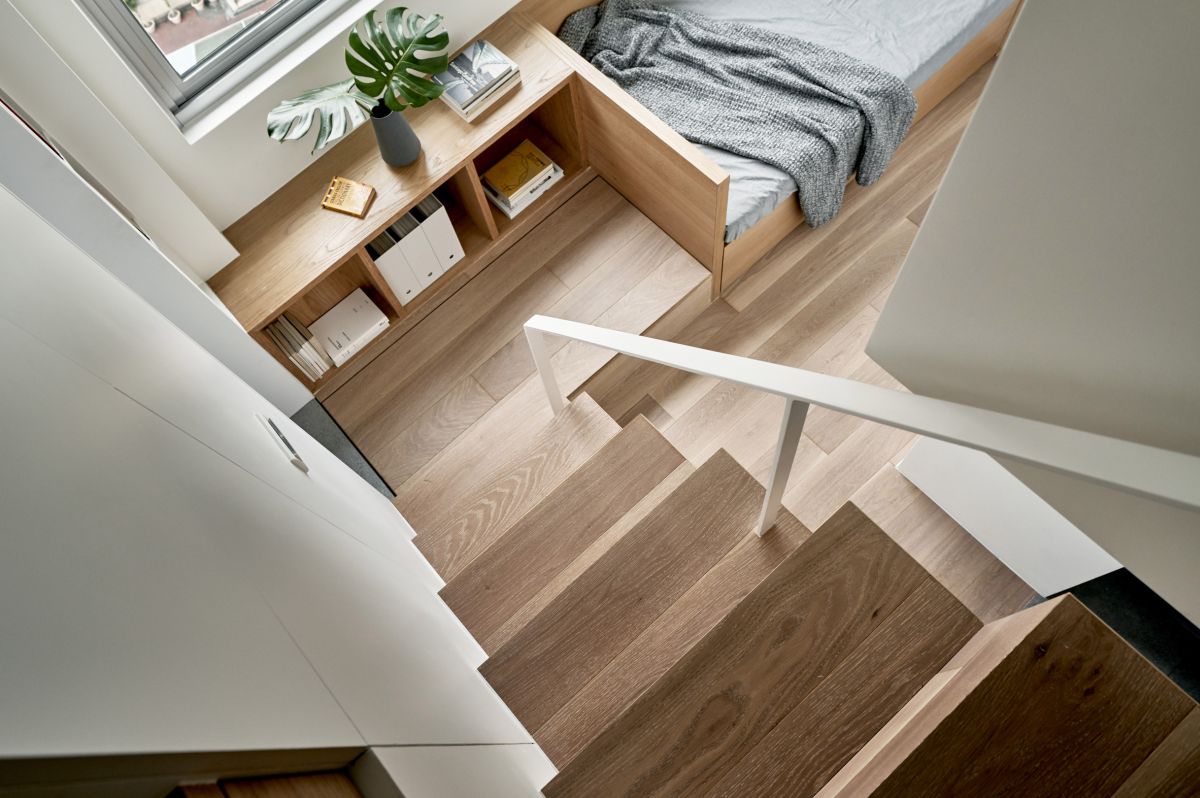 By redistributing the spaces inside the apartment the architect gave the rooms more practical proportions