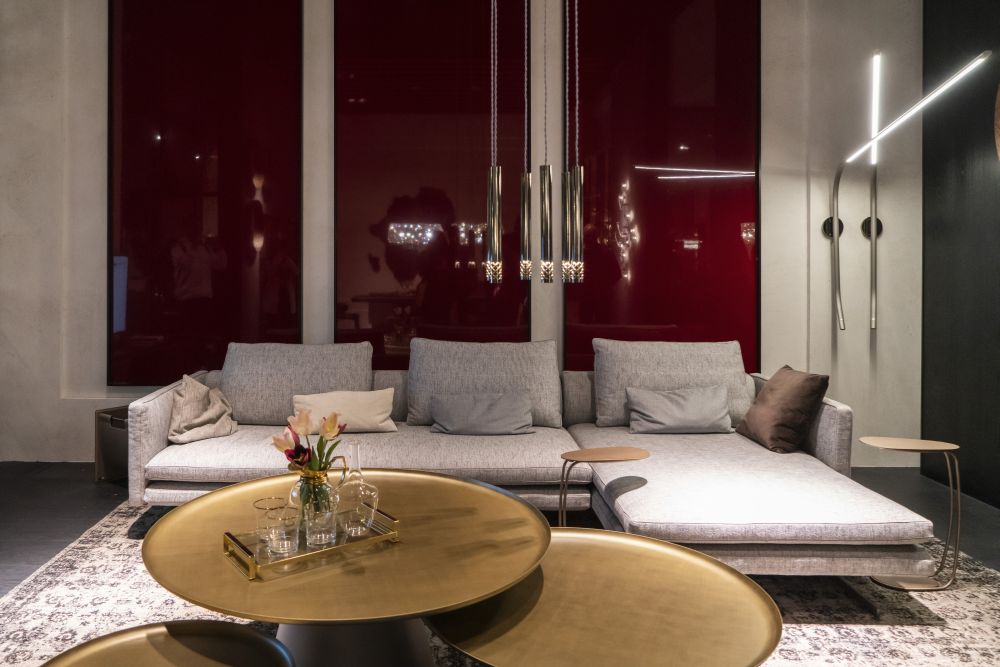 The burgundy surfaces give this living room a sophisticated allure which is also emphasized by the golden accents
