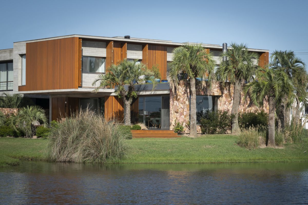 The two main volumes of the house benefit from great orientation which gives them wonderful views