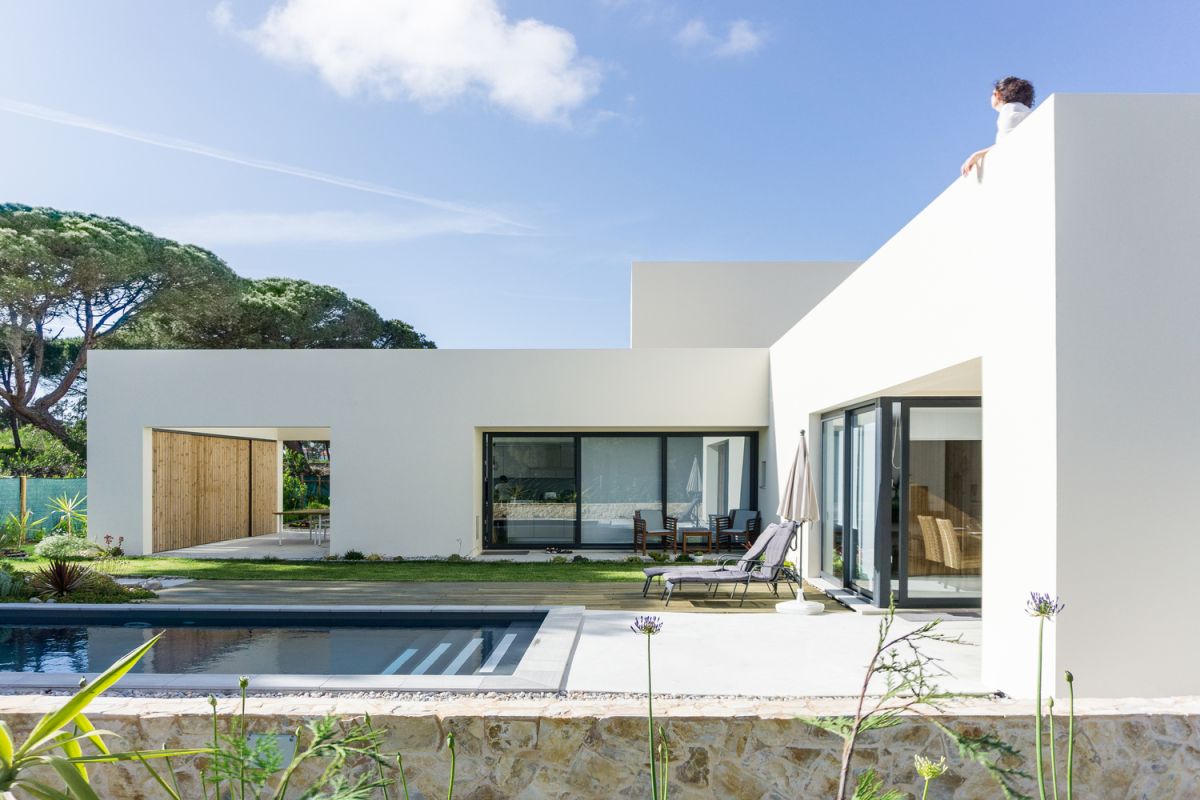 The entire exterior of the house is white and that gives it a very pure and minimalistic look