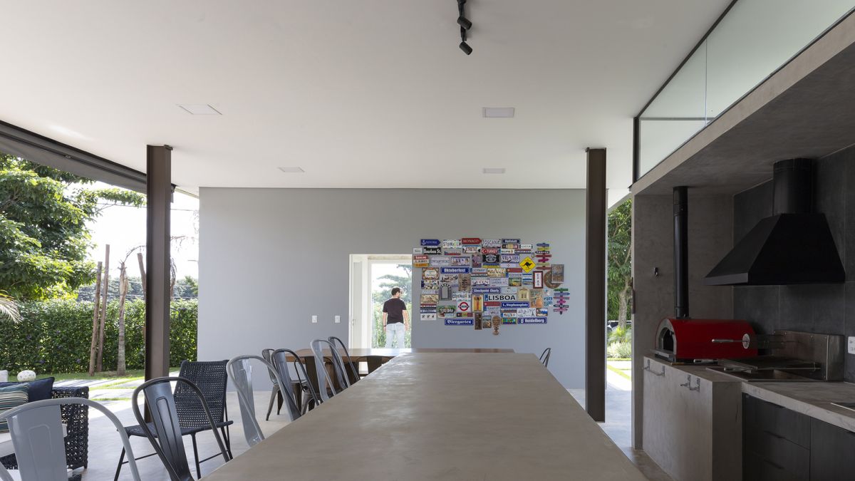 The interior of the house has a strong industrial aesthetic as well, although on a different, smoother level