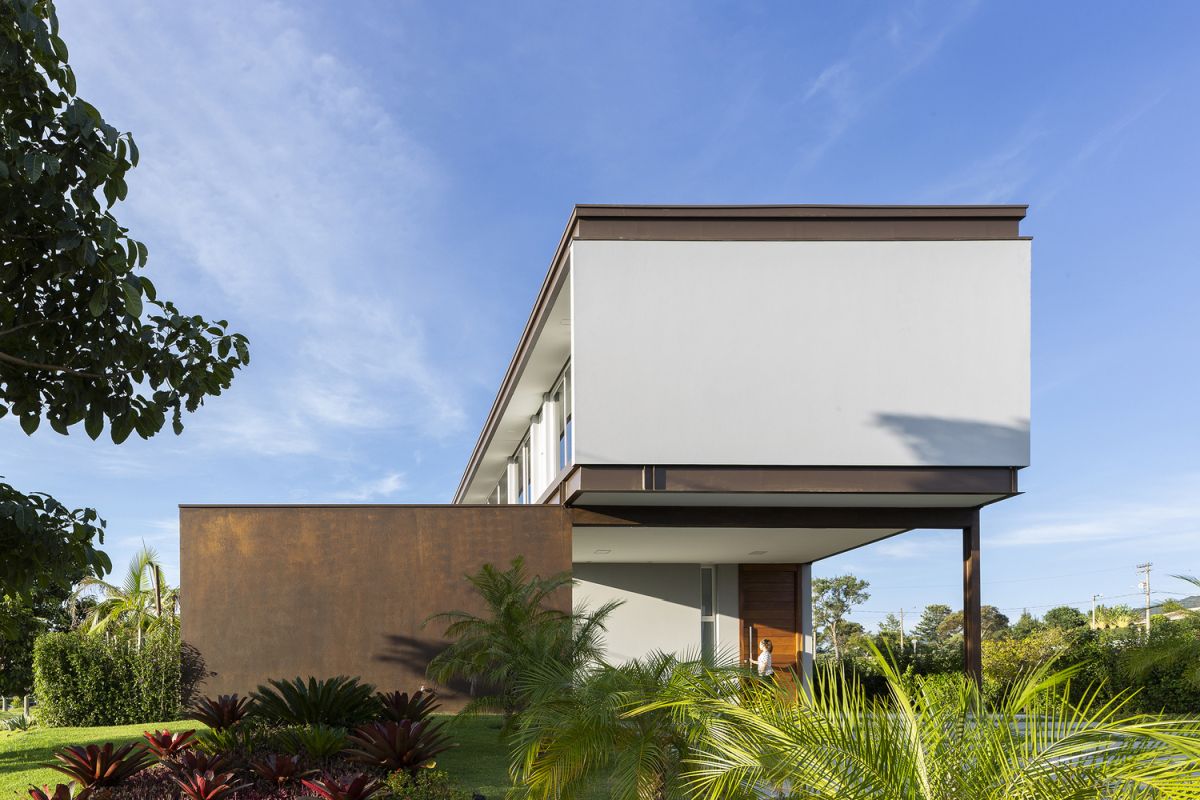 The industrial aesthetic is also emphasized by a series of other elements which are spread throughout the house
