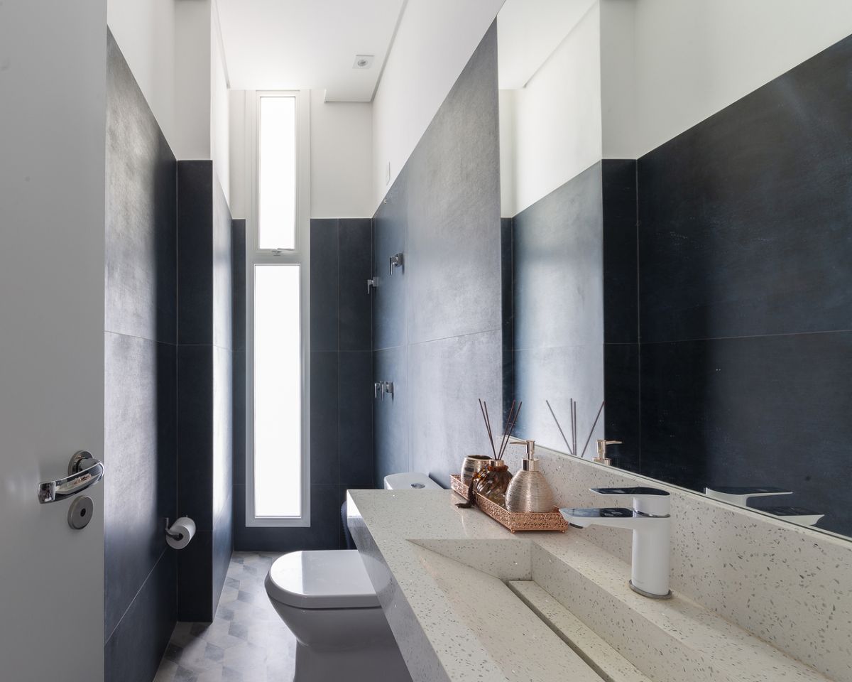 The selection of materials, finishes and also colors is simple and quite neutral