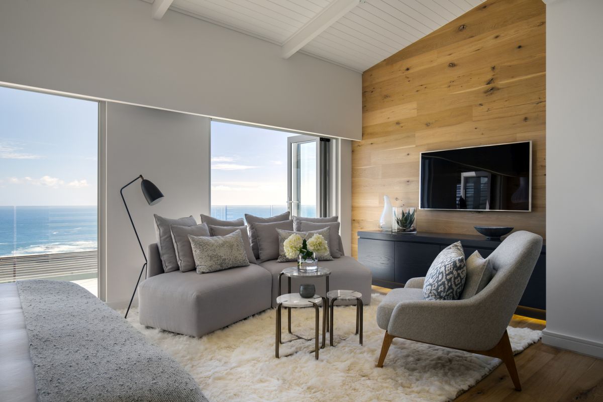 As expected, the bedrooms have large windows which allows them to enjoy extraordinary views