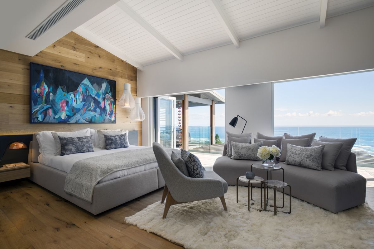 In general, the colors of the walls and furniture are neutral while allows the artwork to stand out more