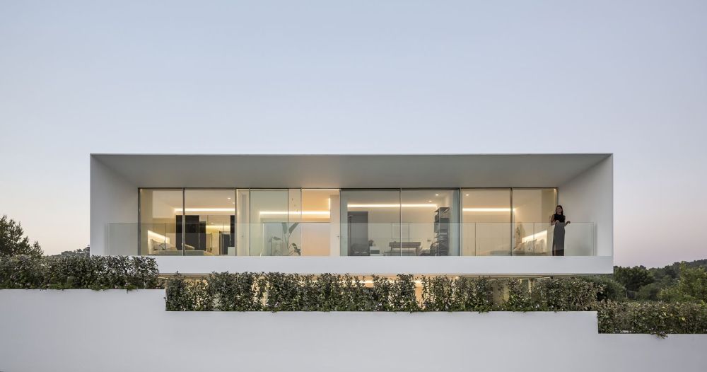 The upper level, just like the ground floor, has a fully transparent rear facade which opens onto a terrace